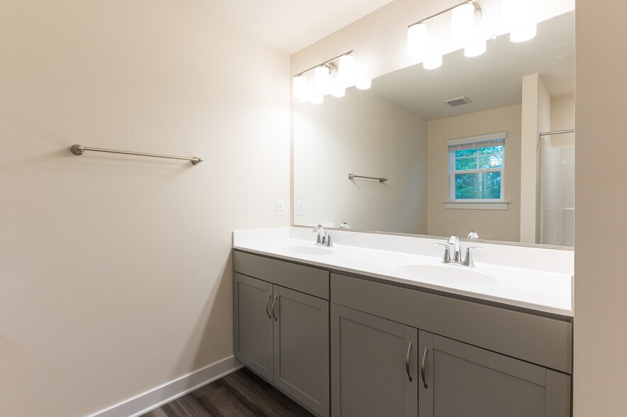 Primary Bath - 3225 Gannet Ln