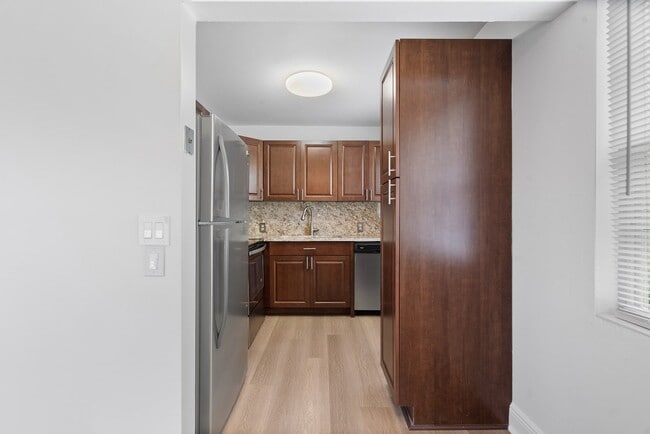 Building Photo - 290 Brighton G