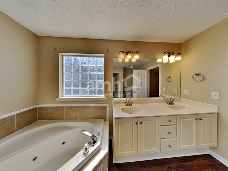 Building Photo - 2519 Claymore Run