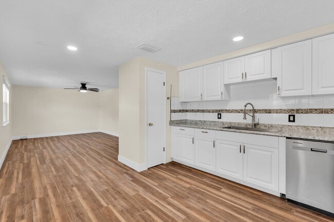 Building Photo - 4233 Mesa Dr