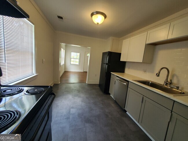 Building Photo - 2577 Eastwood Dr
