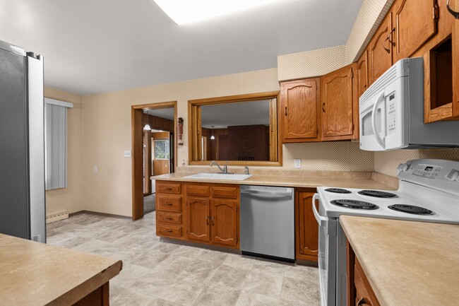 Building Photo - 5 Bed 2 Bath Spacious 3200 sq/ft Lower South Hill brick rancher property