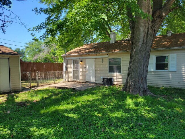 Building Photo - Sweet Home — 3 Bedroom with Garage & Stainless Steel Appliances