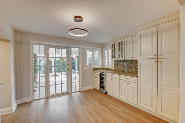 Building Photo - 1010 SW 1st St