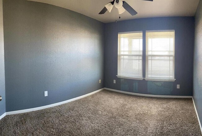 Building Photo - 604 W Vega Ln