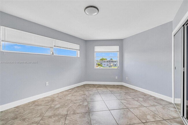 Building Photo - 1715 NE Miami Gardens Dr