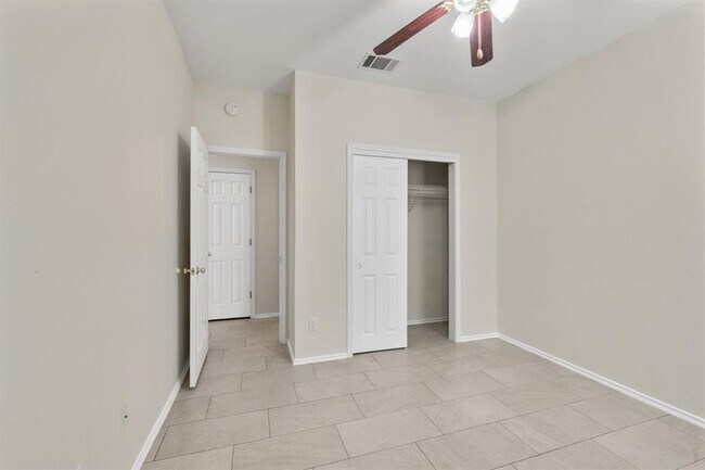 Building Photo - 802 N Creek Blvd
