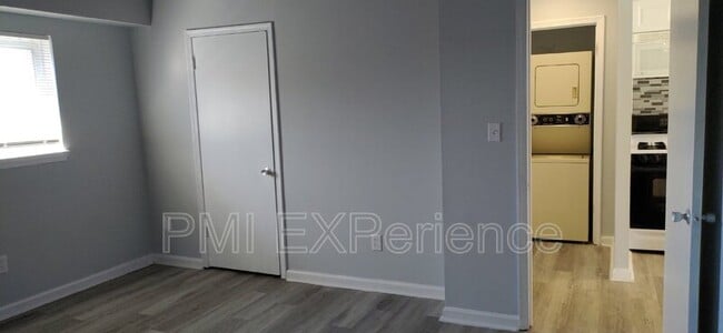 Building Photo - 7617 Fontainebleau Dr