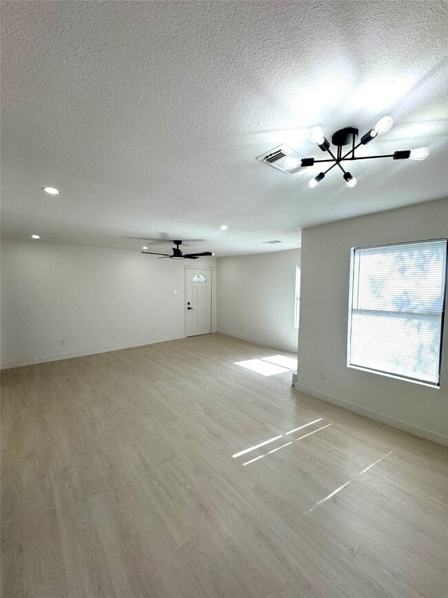 Building Photo - 7640 Broadview Dr