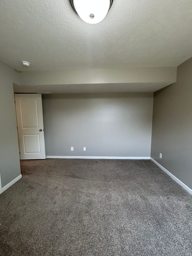 Building Photo - Spacious 4 Bedroom Duplex Near Village Pointe
