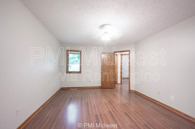 Building Photo - 406 Tulip Dr