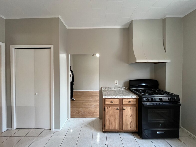 Building Photo - 326 Avenue E