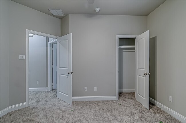 Building Photo - 327 Sweetspire Dr