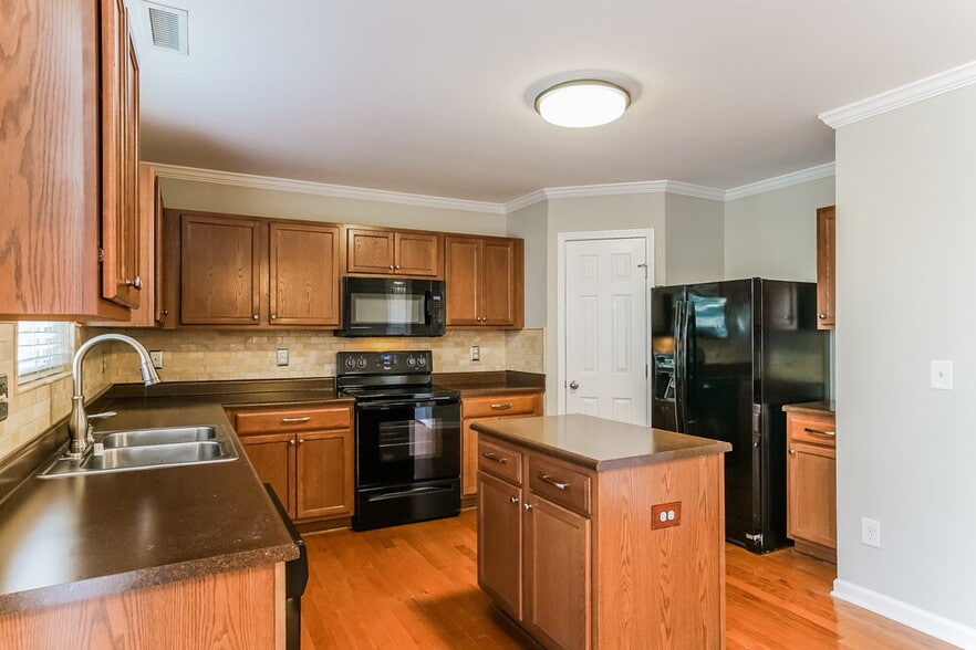 Building Photo - 167 Woodcreek Ln