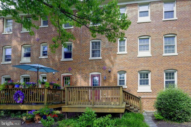 Building Photo - 1403 E Abingdon Dr