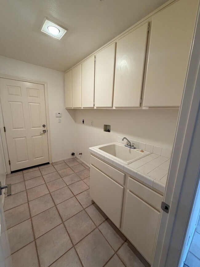 Building Photo - 841 Rosebud Dr