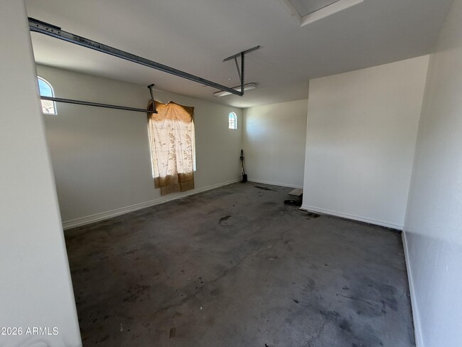 Building Photo - 2417 E Iris Dr