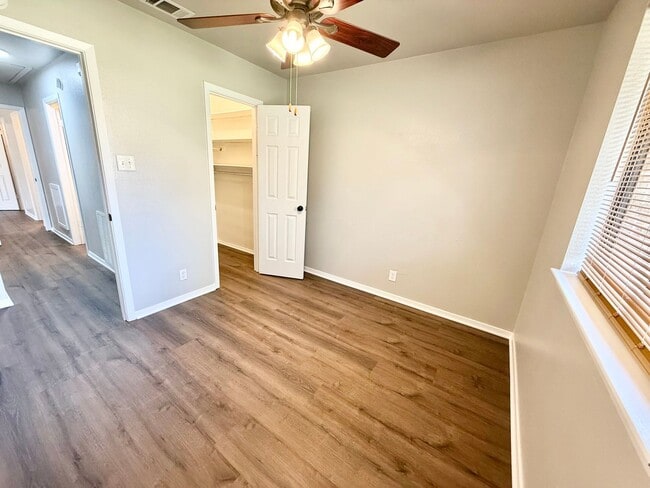 Building Photo - Newly renovated 2-bed/2-bath