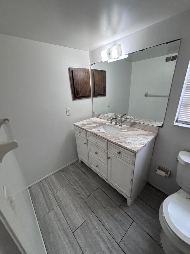 Building Photo - 4825 Lighthouse Cir