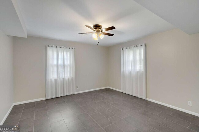 Building Photo - 1025 Hilburn Dr SE