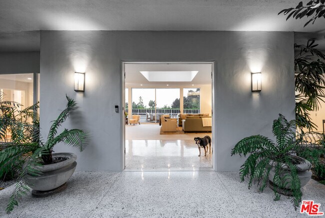 Building Photo - 1121 Loma Vista Dr