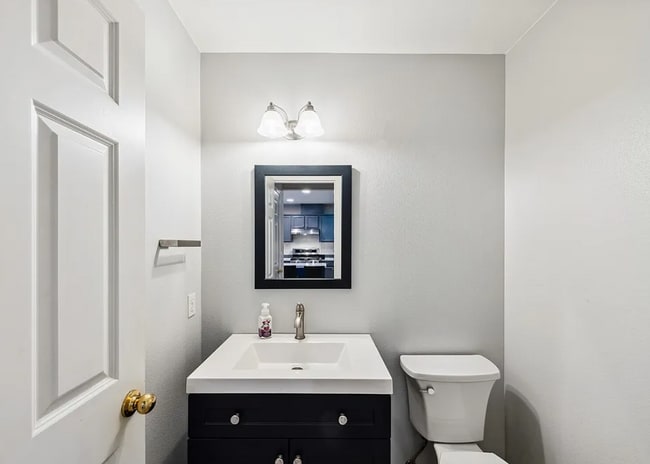 Building Photo - 1340 NW Redwing Dr