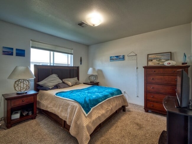 Building Photo - 1365 SW Sun Glo Dr