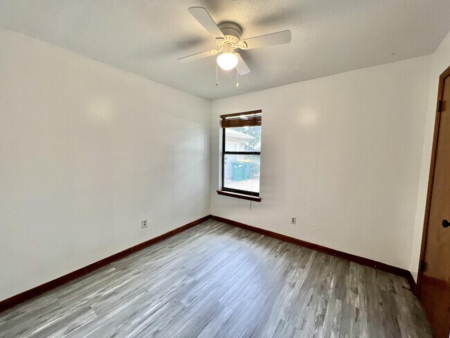 Building Photo - 413 Primrose Cir
