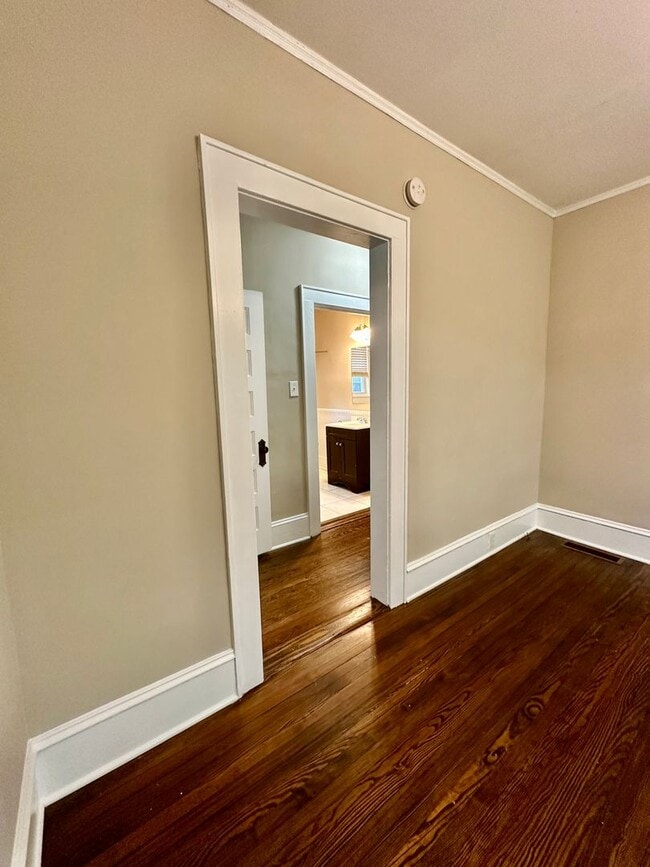 Building Photo - Spectacular Bungalow, Right Outside Uptown!