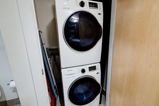 Building Photo - Move-in Ready 1BR 1BA at the Alta is a Min...