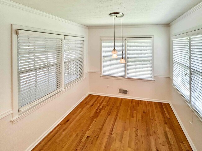 Building Photo - Spacious 3 BR/2 BA Duplex in Austell!
