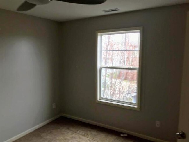 Building Photo - 921 SW Ovation Dr