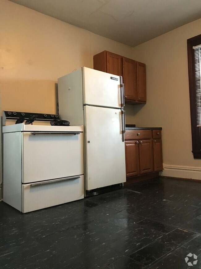 Building Photo - THREE 2 BEDROOM APARTMENTS IN THIS BUILDIN...