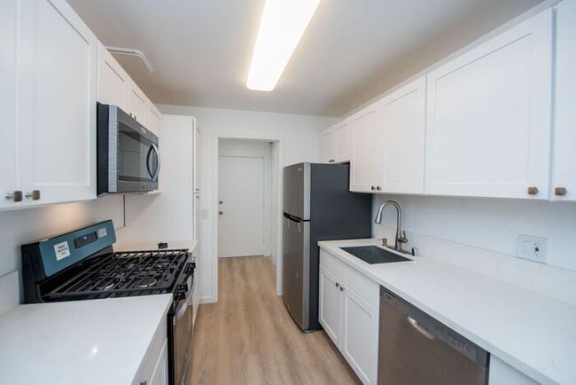 Building Photo - Newly Remodeled Upstairs Unit!