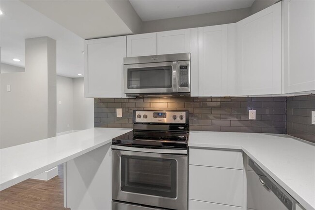 Building Photo - 935 La Posada Dr