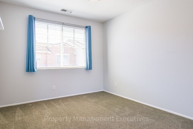 Building Photo - Beautiful 4 Bed, 3.5 Bath Townhouse