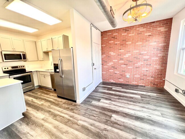 Building Photo - Beaver - Luxury 2 Bedroom, 1 Bathroom, located in downtown shopping district.