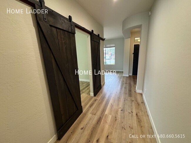 Building Photo - 3064 E Palmdale Ln