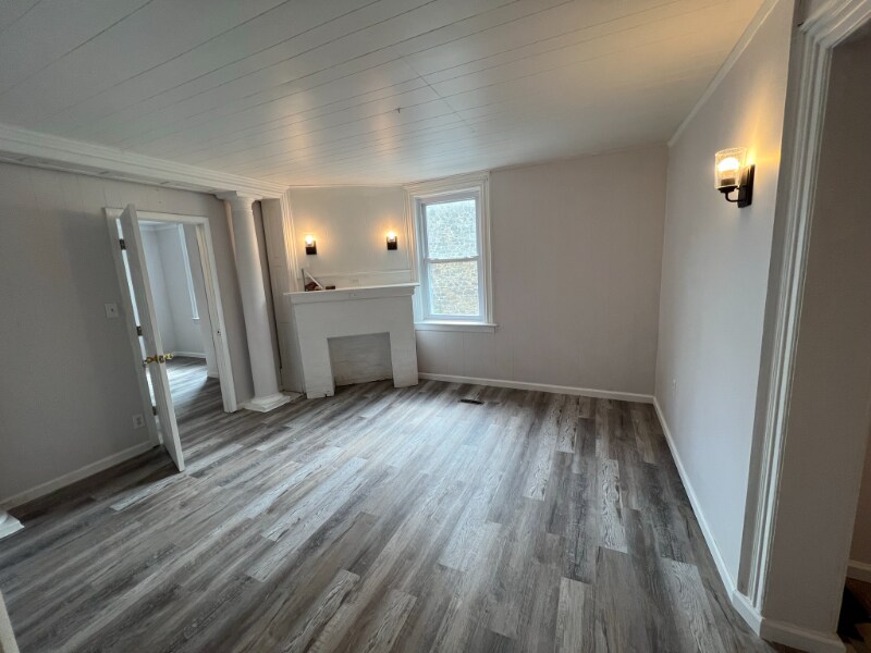 Building Photo - 313 Main St