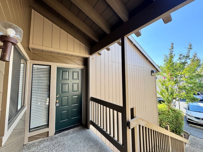 Building Photo - Cozy upstairs Condo in Auburn. Pets welcome!!