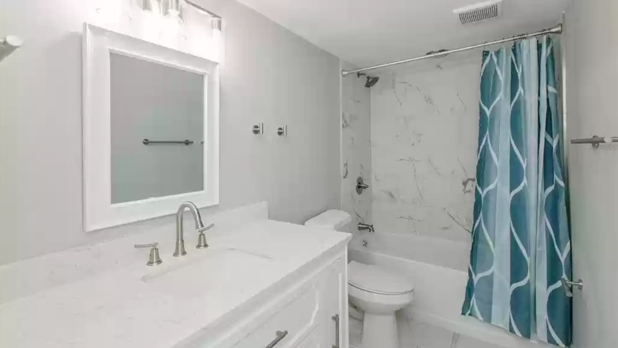 Building Photo - 813 Pinewood Ct