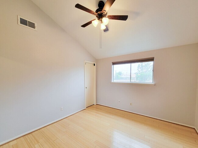 Building Photo - Medical Center Living at Its Best – Poolsi...