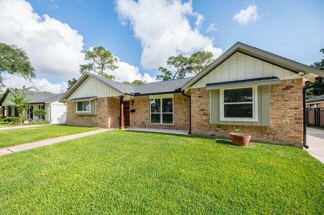 Building Photo - 926 Chantilly Ln