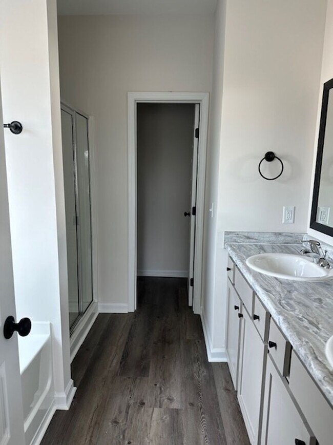 Building Photo - FOR RENT