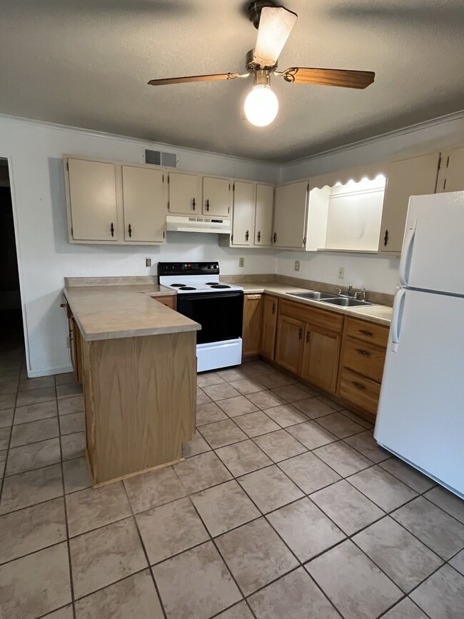 Plenty of counter space! - 519 E Churchwell Ave