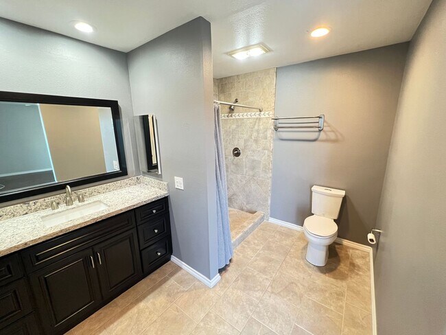 Building Photo - Dazzling Lake Summit Lake View Single Family Home!