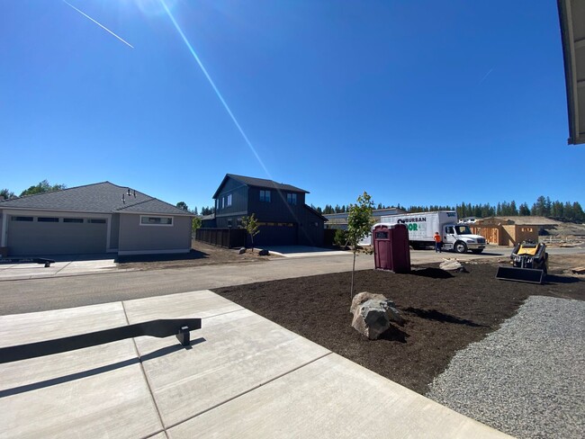 Building Photo - Beautiful home near Shevlin Park