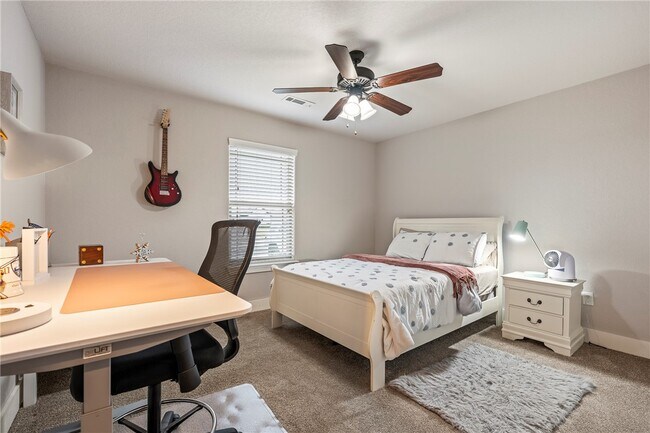 Building Photo - 1221 Stoneybrook Ln