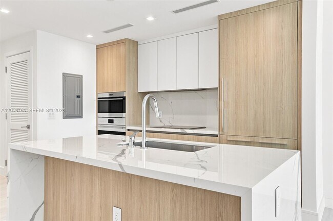 Building Photo - 2411 Laguna Cir