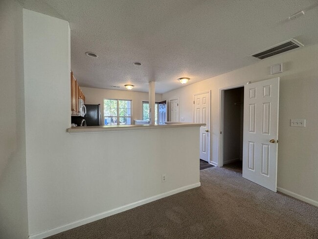 Building Photo - Wonderful 2BR 2.5BA Townhome with All Appl...